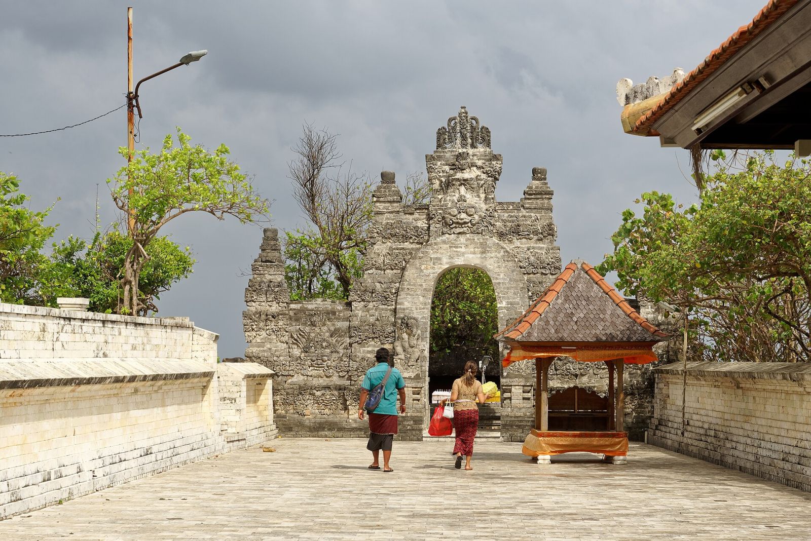 Panduan Liburan ke Uluwatu: Pura, Tebing, dan Ombak